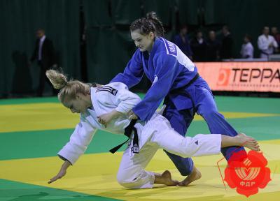 Надежда Ромашкова (в синем кимоно)